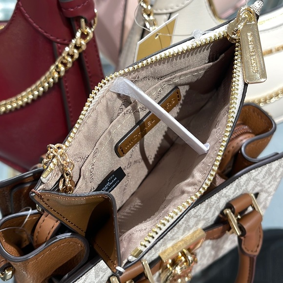 MICHAEL KORS JET SET TRAVEL SMALL TOP ZIP COINPOUCH WITH ID CARD VANILLA 
NWT - Picture 15 of 16